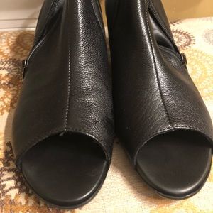 Munro Luisa booties in 8.5N